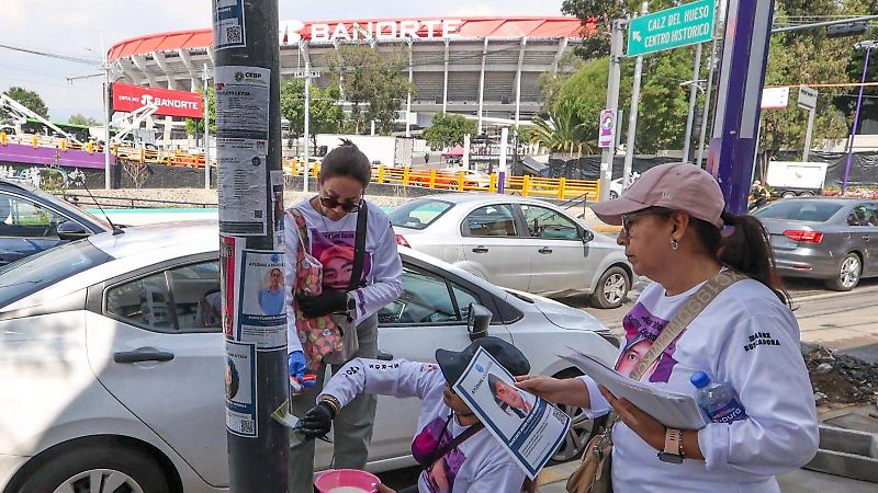 Madres buscadoras tapizan alrededores del Estadio Banorte con fichas de sus desaparecidos